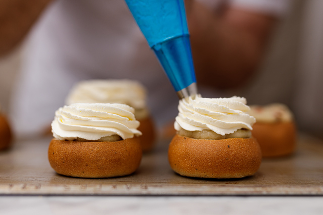 Rekordförsäljning av semlor på fettisdagen trots pandemin - Svenska folket räddade sina bagerier